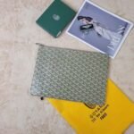 Goyard Bags 90 G0YARD Goya was founded in 1853 over 160 years history. The fabric is made from blend of linen, cotton, hemp fibers, then coated smooth gum aldehyde sugar. It's waterproof, strong, durable, highly sought after by celebrities, royalty, aristocrats. [Applause][Applause] Vacuum electroplated hardware inner label leather tags, stitching, and outer ring pressing are effects that can only be achieved imported machines. Updated the latest counter practices, model size 36*25cm Does not come with a box