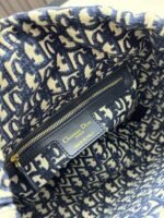 Goyard Bags 300L Five-Compartment This Wicker Bag is meticulously woven using traditional handcraft techniques from wicker, making it classic fashion item that showcases exquisite craftsmanship.The interior includes blue Oblique printed pouch a zipper pocket and drawstring closure.Inspired by brand logo style, Book Tote handbag with embroidered adjustable wide strap, can be worn over the shoulder or crossbody.Very suitable for casual travel wear. Lady Diana Five-Grid Bamboo Basket √ Size: 24×20×11cm - Image 8