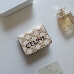 Celine Bags ￥75 Celine Classic Business Holder, Large Cowhide Interior with Smooth Microfiber CANVAS Logo Print, gold Trim TRIOMPHE Metal Snap Closure, Zipper Coin 5 Card Slots, Banknote Pocket, 1 Flat Pocket No.: 10K623 Size:11 9 X 3cm