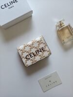 Celine Bags ￥75 Celine Classic Business Holder, Large Cowhide Interior with Smooth Microfiber CANVAS Logo Print, gold Trim TRIOMPHE Metal Snap Closure, Zipper Coin 5 Card Slots, Banknote Pocket, 1 Flat Pocket No.: 10K623 Size:11 9 X 3cm