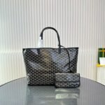 Goyard Bags 175 Ge~Ya Bag/Shopping Bag Compared old Neverfull Saint Louis bag, the Tote has numerous amazing advantages: it's extremely light soft yet still durable waterproof.Showcasing low-key and simple style, this design remains true its original mission.Equipped with detachable small inner pocket, it comes in a variety of colors to meet personal daily matching needs, easily storing all items for street gatherings or long-distance travel. Extremely practical. Two sizes available Medium 47 27 14cm Large size: 57 bag opening 30 x 15cm