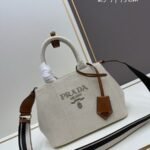 Prada Bags Batch 280 Product Launch*+2025 Summer Linen Blend Tote Bag Leather Small size Elegant fashionable summer vacation style Crafted from linen-blend fabric Paired a double wristband Embossed front signature letter logo Super practical tote bag design Comes detachable leather key ring Simple and exquisite large capacity inside, extremely useful It's simply amazing Fashionable Trendsetter's New Favorite Perfect details comparable to brick cabinets, super awesome with 5-star reviews Size: 25*19*15cm Model: 1BD678