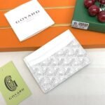 Goyard Bags 45 Goya Saint-Sulpice card holder has and small design, with middle that can store cards, documents, folded banknotes.The compact design fits perfectly into the pocket of a jacket or pants. Style number: G5122 Color: Black, Orange, Bright Red, Sky Yellow, White, Green, Maroon, Sapphire Blue, Gray Size: 10.5cm 0.2cm x 7cm - Image 3