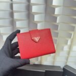 Prada Bags P85 PRADA Official Synchronized New Shipment, Short Clip Hot Item Shipment: ✌ Product Cabinet Special Real Shot [Strong]! Size: Quality Leather: Original Character Ten Pattern Color: Epoxy Gold Triangle Logo Plum Bright Red, Pink, Black, Apricot, Sky Blue, Purple Size 10X9Ⅹ2, Model LM212