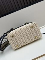 Goyard Bags 300L Five-Compartment This Wicker Bag is meticulously woven using traditional handcraft techniques from wicker, making it classic fashion item that showcases exquisite craftsmanship.The interior includes blue Oblique printed pouch a zipper pocket and drawstring closure.Inspired by brand logo style, Book Tote handbag with embroidered adjustable wide strap, can be worn over the shoulder or crossbody.Very suitable for casual travel wear. Lady Diana Five-Grid Bamboo Basket √ Size: 24×20×11cm - Image 5