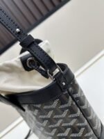 Goyard Bags Batch 195❤The Beluga mini is designed to improve everyday life.The inner made cotton linen with simple practical drawstring ensures security your personal belongings.The two handles remind one of the brand's classic suitcases, offering comfortable grip.With detachable and adjustable leather straps, this can also be used as a shoulder bag or crossbody bag. 23 8 × 18.5 cm - Image 8