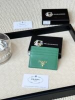 Prada Bags 55prada Hot-Selling Holder Unisex Small Card Holder, Black, Model 1MC025 Loose Characters Triangle Wheat Series Nine Colors Made of cross-grain cowhide, 6 card slots➕A middle compartment that can hold multiple cards and small change, size 11.2×8.5cm, actual product photo, see is what you get