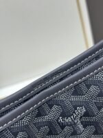 Goyard Bags 240 Underarm Counter Edition - Goyard "58%" Bohème Hobo Bag epitome of lightweight, flexible, and secure design, thanks zipper closure.Due to its wide handle, it is very comfortable as shoulder bag.It also features the iconic detachable pouch that can be closed with a snap button. Size: 27 15 x 42 cm Goyardine & Chevroches - Image 5