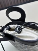 Goyard Bags Batch 195❤The Beluga mini is designed to improve everyday life.The inner made cotton linen with simple practical drawstring ensures security your personal belongings.The two handles remind one of the brand's classic suitcases, offering comfortable grip.With detachable and adjustable leather straps, this can also be used as a shoulder bag or crossbody bag. 23 8 × 18.5 cm - Image 6