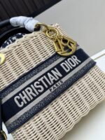 Goyard Bags 300L Five-Compartment This Wicker Bag is meticulously woven using traditional handcraft techniques from wicker, making it classic fashion item that showcases exquisite craftsmanship.The interior includes blue Oblique printed pouch a zipper pocket and drawstring closure.Inspired by brand logo style, Book Tote handbag with embroidered adjustable wide strap, can be worn over the shoulder or crossbody.Very suitable for casual travel wear. Lady Diana Five-Grid Bamboo Basket √ Size: 24×20×11cm - Image 4