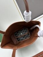 Goyard Bags Size 205 Counter Version Upgraded Version❤Goyard has undergone multiple studies improvements, enhancing fabrics offering comprehensive exclusive customization™Just continuously meet requirements our customers base fabric custom high-quality rain dew linen consistent coated glossy gum aldehyde [clever] texture comparable ZP, achieving a feeling like light yet matte. leather top-grain South African tumbled grain leather, flexible non-irritating to touch. The hardware is made of pure steel with symmetrical patterns and colors, no color difference. Details can be seen in the pictures Small size: Bag opening 28cm, 20* height 19* bottom width 10cm - Image 6