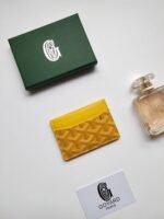 Goyard Bags ￥50 GOYARD Goya Classic Saint-Sulpice Card Holder Compact Design with Middle Pocket for Cards, ID, Folded Banknotes The compact design fits perfectly into the pocket of a jacket or pants. Style number: 9636 Size: 7 x 10.5 cm - Image 3