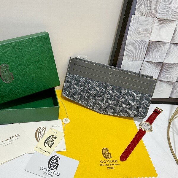 764979d3f0f9439f9edaacc40dcbbe51.jpg Goyard Bags 65 Goya Insert Louise is an ideal daily companion, with a large zippered compartment that for secure placement of large-sized phones, receipts, or small change.Its 8 slots 4 card pockets can hold up 12 cards.Its compact and lightweight design allows it to easily slip into your bag. Style number: 98316 Color: Gray Dimensions: 21cm 1cm x 11.5cm - Image 1