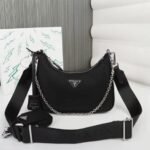 Prada Bags P130 [Shipped] Gift Box Packaging P*ada Re-Edition New Series Handbag Super Exquisite One! Nowadays, many women are competing to own Prada story behind this nylon bag indeed a story! seems like an ordinary bag, but it actually represents designer's long-lost love the life of their partner... It has great significance! Hobo High Edition Series! The design is super convenient and comfortable! Size 25 18