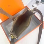 Hermes Bags Bag 18cm145 Made of Hermes togo calfskin Size: 18*6*20cm Model: 337 Evelyne shoulder pays homage nomadic smooth lines showcasing a free-spirited vibe. Originally designed for carrying equestrian equipment, this bag has been reinterpreted to combine fashion style with practical functionality. - Image 3