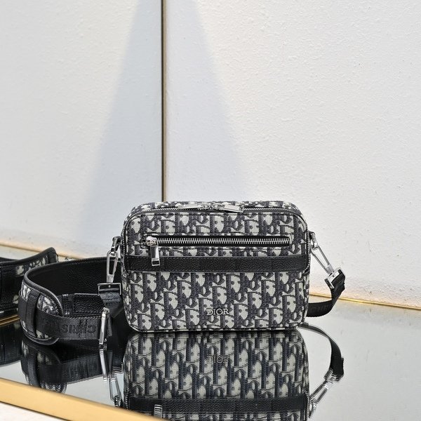 79157ac55bac4f2089c159037318f9dc.jpg Dior Bags - Image 1