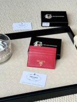 Prada Bags Prada Hot-Selling Holder Unisex Small Card Holder, Black, Model 1MC025, Loose Characters, Triangle Wheat Series, Nine Colors Made of cross-grain cowhide, 6 card slots➕A middle compartment that can hold multiple cards and cash, size 11.2×8.5cm, actual product photo, see is what you get