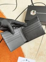 Prada Bags 75PRADA Men's Short Wallet Counter Latest Style, Official Website Synchronization, Genuine Development, Model 2M0513 # Color as shown, blue. The blue leather texture is excellent, with threaded lining. Imported white steel hardware accessories feature a complex color-blocking design, making it more fashionable and unique. Dimensions: Length 11cm, Height 9cm - Image 4