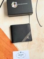 Prada Bags 75PRADA Men's Short Wallet Counter Latest Style, Official Website Synchronization, Genuine Development, Model 2M0513 # Color as shown, blue. The blue leather texture is excellent, with threaded lining. Imported white steel hardware accessories feature a complex color-blocking design, making it more fashionable and unique. Dimensions: Length 11cm, Height 9cm