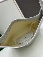 Goyard Bags 240 Underarm Counter Edition - Goyard "58%" Bohème Hobo Bag epitome of lightweight, flexible, and secure design, thanks zipper closure.Due to its wide handle, it is very comfortable as shoulder bag.It also features the iconic detachable pouch that can be closed with a snap button. Size: 27 15 x 42 cm Goyardine & Chevroches - Image 7