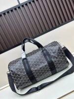 Goyard Bags New batch 190 Goyard Barrel 40 sports travel bag. The size 40cm suitable daily use can be used as gym or a perfect companion short trips.The double zipper design makes it more convenient use.There an additional handle on enhance portability.The overall body of the bag is very soft, lightweight, and has large capacity space.There are side buckles that allow you to match medium-sized straps for shoulder carrying.Dimensions 40x22x22, model 2535 - Image 3