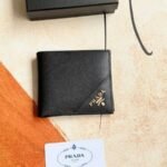 Prada Bags 75PRADA Men's Short Wallet Counter Latest Style, Official Website Synchronization, Genuine Development, Model 2M0513 # Color as shown, blue. The blue leather texture is excellent, with threaded lining. Imported white steel hardware accessories feature a complex color-blocking design, making it more fashionable and unique. Dimensions: Length 11cm, Height 9cm