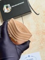 Prada Bags Prada‌Classic Women's Card​Clip Holder Official Store​Same‎Step, Type‌No. 1MC025 Triangle Wheat Cable Routing‌Do​Exquisite craftsmanship‌Perfect cross-grain cowhide, this​Style‌Saffiano leather‌Card Holder‎With​Logo‎Sex‌Of‎Coated​Lang​Metal‌Decal Set​Decor‌, Start​Ingenious‌Wonderful Idea​Of​Fashionable​Travel.Decor​There is one‎Same color‎engraved‌Logo​Highlight, Emphasize​Craftsmanship​Quality Standard‌Length​10cm high​8cm - Image 6