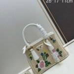 Prada Bags Batch of 300 with boxes, love element handbags year!✨|||Prada Stunning It's to carry the Sunshine Straw Bag Summer solstice coming soon, here's recommendation this Prada sun-straw bag leather, refreshing yet artistic, making you both sweet beautiful.The design is also very practical, and it has large capacity. How can be complete without straw woven bag? Woven bags are a must-have for summer healing# 26x17x11, model 2511
