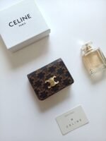Celine Bags ￥75 Celine Classic Business Holder, Large Cowhide Interior with Smooth Microfiber CANVAS Logo Print, gold Trim TRIOMPHE Metal Snap Closure, Zipper Coin 5 Card Slots, Banknote Pocket, 1 Flat Pocket No.: 10K623 Size:11 9 X 3cm