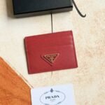 Prada Bags 60 Prada Classic Women's Clip Official Store Step, Type No. 1MC025 Triangle Wheat Cable Routing Do Exquisite craftsmanship Perfect cross-grain cowhide, this Style Saffiano leather Card Holder With Sex Coated Lang Metal Decal Set , Start Ingenious Wonderful Idea Of Fashionable Travel. Decor There is one Same color ‎ engraved Logo Highlight, Emphasize Craftsmanship Quality Standard ‌ Length 10cm high ​ 8cm