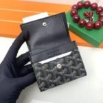 Goyard Bags The p65 G513 Marigny Coin Purse is perfect storing small change. It features snap closure, compartment coins, a slot for cards and banknotes.Size: 8.5*2*10cm. Color: Black - Image 6