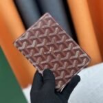 Goyard Bags P60 Top Original Version Real Shot Home Background M64502 Passport Holder Fashionable Travel Companion Luxurious textured grain calfskin lining, multi-compartment interior structure, classic style travel accessory. Transform this elegant passport cover into a cute incarnation. Size: 10x14x2.5cm 60181