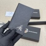 Prada Bags 65 Prada Pattern Unisex Placed or Bag, Be Handheld, Made of Imported Calfskin with Cross Pattern, Pocket Holder, Can Hold Change, 6 Card Slots, Simple and Elegant Fashion Trend Model 2MC101, color as shown in the picture Size 11×7cm,