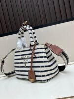 Prada Bags Batch 280 Product Launch*+2025 Summer Linen Blend Tote Bag Leather Small size Elegant fashionable summer vacation style Crafted from linen-blend fabric Paired a double wristband Embossed front signature letter logo Super practical tote bag design Comes detachable leather key ring Simple and exquisite large capacity inside, extremely useful It's simply amazing Fashionable Trendsetter's New Favorite Perfect details comparable to brick cabinets, super awesome with 5-star reviews Size: 25*19*15cm Model: 1BD678 - Image 2