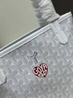 Goyard Bags Size 205 Counter Version Upgraded Version❤Goyard has undergone multiple studies improvements, enhancing fabrics offering comprehensive exclusive customization™Just continuously meet requirements our customers base fabric custom high-quality rain dew linen consistent coated glossy gum aldehyde [clever] texture comparable ZP, achieving a feeling like light yet matte. leather top-grain South African tumbled grain leather, flexible non-irritating to touch. The hardware is made of pure steel with symmetrical patterns and colors, no color difference. Details can be seen in the pictures Small size: Bag opening 28cm, 20* height 19* bottom width 10cm - Image 4