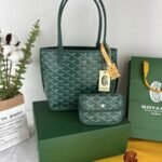 Goyard Bags 165 Goyard Bag is leather version of iconic Saint Louis bag, with Goyardine canvas lining.It offers two different aesthetic styles.Its gradually thickened handle provides a good grip comfortable feel.The compact and small form factor makes Anjou Mini perfect for nighttime use or carrying some daily essentials during the day. Style number: 98196 Color: Green Size: 9cm x 19.5cm