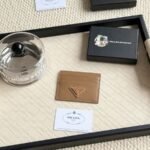 Prada Bags 55prada Hot-Selling Holder Unisex Small Card Holder, Black, Model 1MC025 Triangle Wheat Series Nine Colors Made of cross-grain cowhide, 6 card slots ➕ A middle compartment that can hold multiple cards and small change, size 11.2×8.5cm, actual product photo, see is what you get