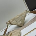 Prada Bags Batch 250 box, raffia woven triangular three-dimensional logo, unique shape, bag body very light and has good texture. Prada This somewhat similar to the thick strap previously introduced, but this one is thinner thin straps that only adjusted in two lengths. can be used as underarm bag, crossbody, or shoulder bag. Comes with a metal chain for an enhanced sense of sophistication. It looks great when carried by hand. Size 25x13x10, style number 2425