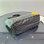 Goyard Bags 165 Ge~Ya Bag/Shopping Bag Compared old Neverfull Saint Louis bag, the Tote has numerous amazing advantages: it's extremely light soft yet still durable waterproof.Showcasing low-key and simple style, this design remains true its original mission.Equipped with detachable small inner pocket, it comes in a variety of colors to meet personal daily matching needs, easily storing all items for street gatherings or long-distance travel. Extremely practical. Two sizes available Medium 47 27 14cm Large size: 57 bag opening 30 x 15cm - Image 4