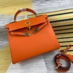 Hermes Bags Bulk 350, Medium 340, Small 330 Upgraded Hermes Kelly Bag Original Version New Leather Texture 7 Colors Available Gold Buckle Three Sizes 25cm 28cm 32cm Fine Grain Calfskin, Imported Alloy Hardware, Logo Matching, Inner Goat Grain, Top Craftsmanship, Quality and Workmanship