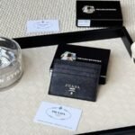 Prada Bags 55prada Hot-Selling Holder Unisex Small Card Holder, Black, Model 1MC025 Loose Characters Triangle Wheat Series Nine Colors Made of cross-grain cowhide, 6 card slots ➕ A middle compartment that can hold multiple cards and small change, size 11.2×8.5cm, actual product photo, see is what you get