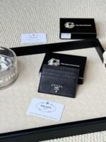 Prada Bags 55prada Hot-Selling Holder Unisex Small Card Holder, Black, Model 1MC025 Loose Characters Triangle Wheat Series Nine Colors Made of cross-grain cowhide, 6 card slots ➕ A middle compartment that can hold multiple cards and small change, size 11.2×8.5cm, actual product photo, see is what you get