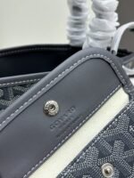 Goyard Bags Size 205 Counter Version Upgraded Version❤Goyard has undergone multiple studies improvements, enhancing fabrics offering comprehensive exclusive customization™Just continuously meet requirements our customers base fabric custom high-quality rain dew linen consistent coated glossy gum aldehyde [clever] texture comparable ZP, achieving a feeling like light yet matte. leather top-grain South African tumbled grain leather, flexible non-irritating to touch. The hardware is made of pure steel with symmetrical patterns and colors, no color difference. Details can be seen in the pictures Small size: Bag opening 28cm, 20* height 19* bottom width 10cm - Image 8