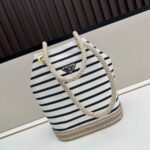 Prada Bags Batch 290¥ New Bucket Bag 1A082 Runway Style This Re-Nylon handbag is designed nylon fabric calfskin.The unique combination adds charming embellishments.The sliding cord handle highlights versatility of this handbag, making it convenient to carry by hand or over the shoulder/crossbody with top-grade hardware.It has large capacity space, very casual fashionable, it's a timeless bestseller. Guys, hurry up and get it! Length 23.5x Height 28x Bottom 16.5cm