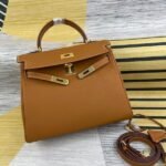 Hermes Bags Bulk 350, Medium 340, Small 330 Upgraded Hermes Kelly Bag Original Version New Leather Texture 7 Colors Available Gold Buckle Three Sizes 25cm 28cm 32cm Fine Grain Calfskin, Imported Alloy Hardware, Logo Matching, Inner Goat Grain, Top Craftsmanship, Quality and Workmanship
