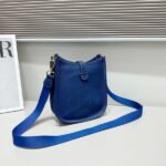 Hermes Bags Bag 18cm145 Made of Hermes togo calfskin Size: 18*6*20cm Model: 337 Evelyne shoulder pays homage nomadic smooth lines showcasing a free-spirited vibe.Originally designed for carrying equestrian equipment, this bag has been reinterpreted to combine fashion style with practical functionality. - Image 9