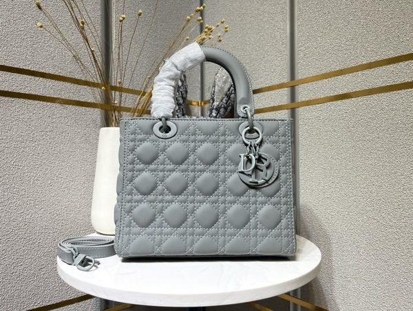 b730d470373a4041854cd28f654d0518.jpg Dior Bags - Image 1
