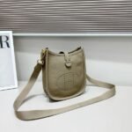 Hermes Bags Bag 18cm145 Made of Hermes togo calfskin Size: 18*6*20cm Model: 337 Evelyne shoulder pays homage nomadic smooth lines showcasing a free-spirited vibe.Originally designed for carrying equestrian equipment, this bag has been reinterpreted to combine fashion style with practical functionality. - Image 7