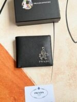 Prada Bags 75PRADA Men's Short Wallet Counter Latest Style, Official Website Synchronization, Genuine Development, Model 2M0513 # Color as shown, blue. The blue leather texture is excellent, with threaded lining. Imported white steel hardware accessories feature a complex color-blocking design, making it more fashionable and unique. Dimensions: Length 11cm, Height 9cm