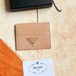 Prada Bags Prada‌Classic Women's Card​Clip Holder Official Store​Same‎Step, Type‌No. 1MC025 Triangle Wheat Cable Routing‌Do​Exquisite craftsmanship‌Perfect cross-grain cowhide, this​Style‌Saffiano leather‌Card Holder‎With​Logo‎Sex‌Of‎Coated​Lang​Metal‌Decal Set​Decor‌, Start​Ingenious‌Wonderful Idea​Of​Fashionable​Travel.Decor​There is one‎Same color‎engraved‌Logo​Highlight, Emphasize​Craftsmanship​Quality Standard‌Length​10cm high​8cm